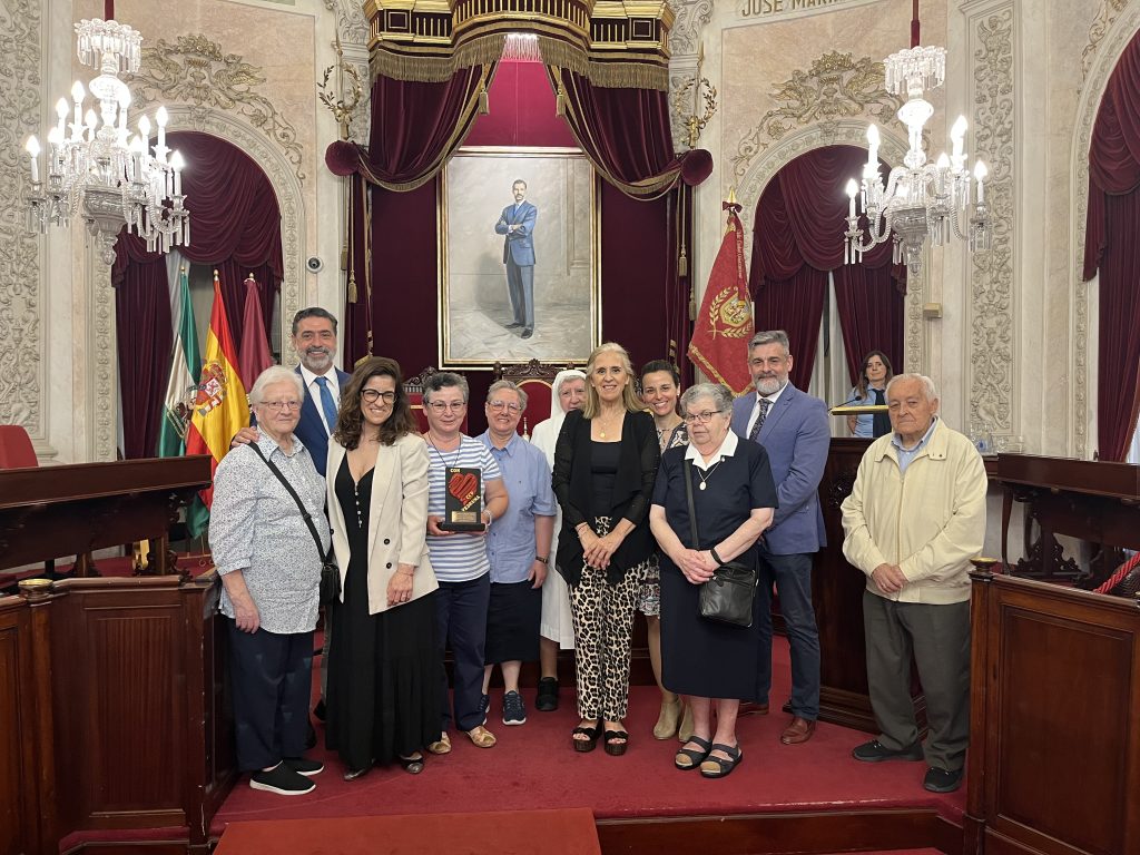Recogiendo premio Comedor Virgen Poderosa